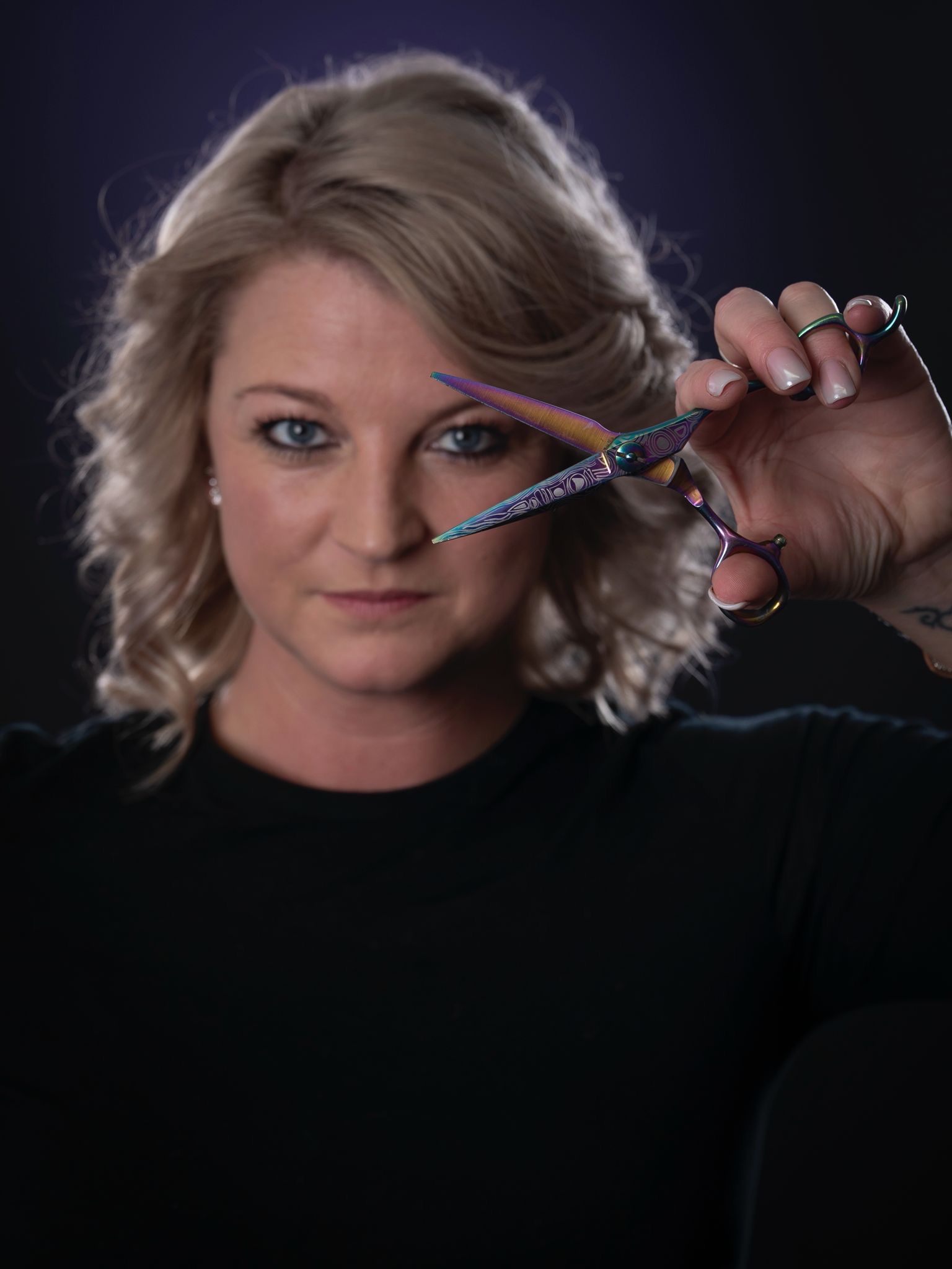 Sarah Driessen toont kleurrijke schaar naar voren